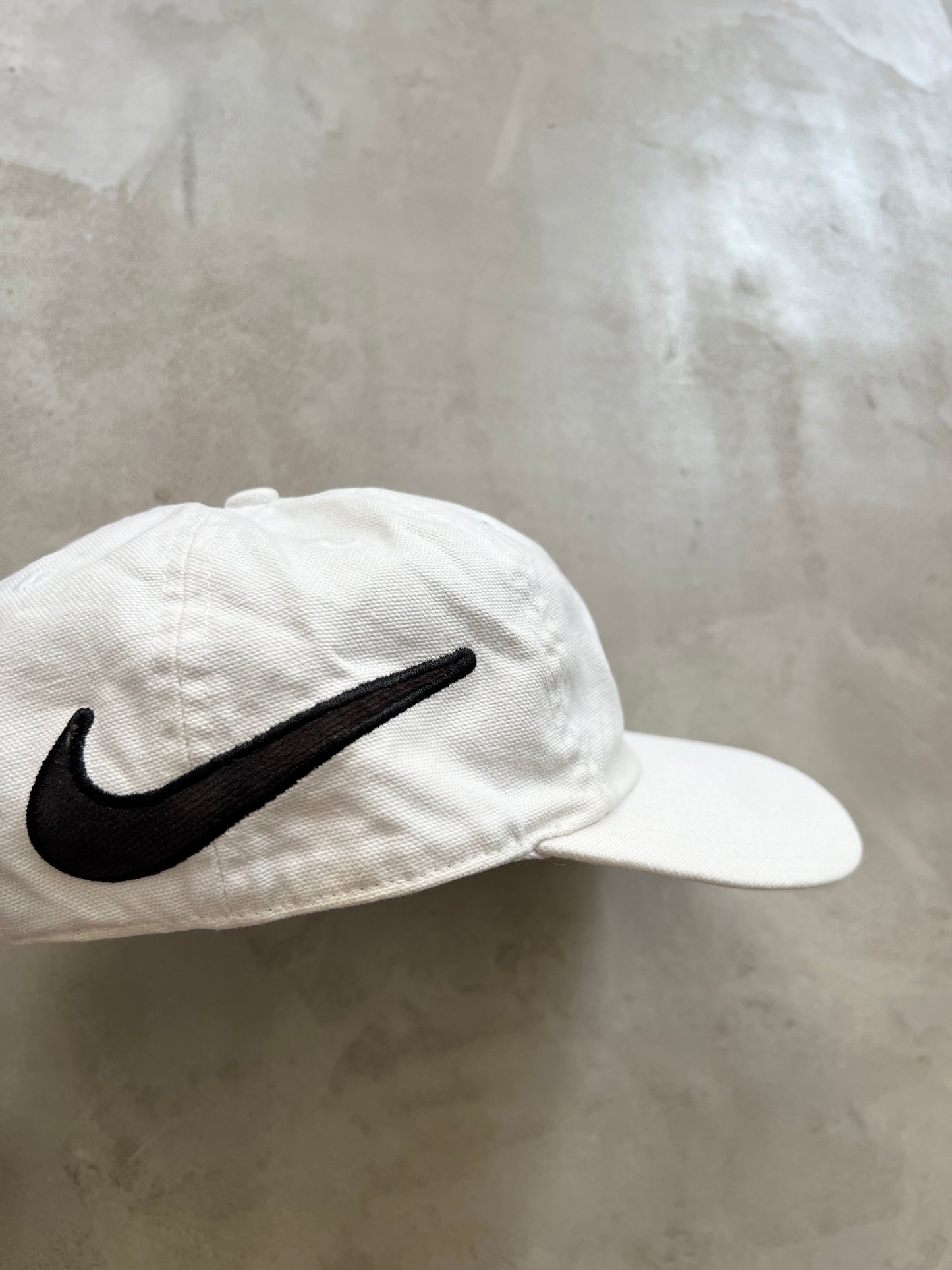 WHITE NIKE CAP - 1990S