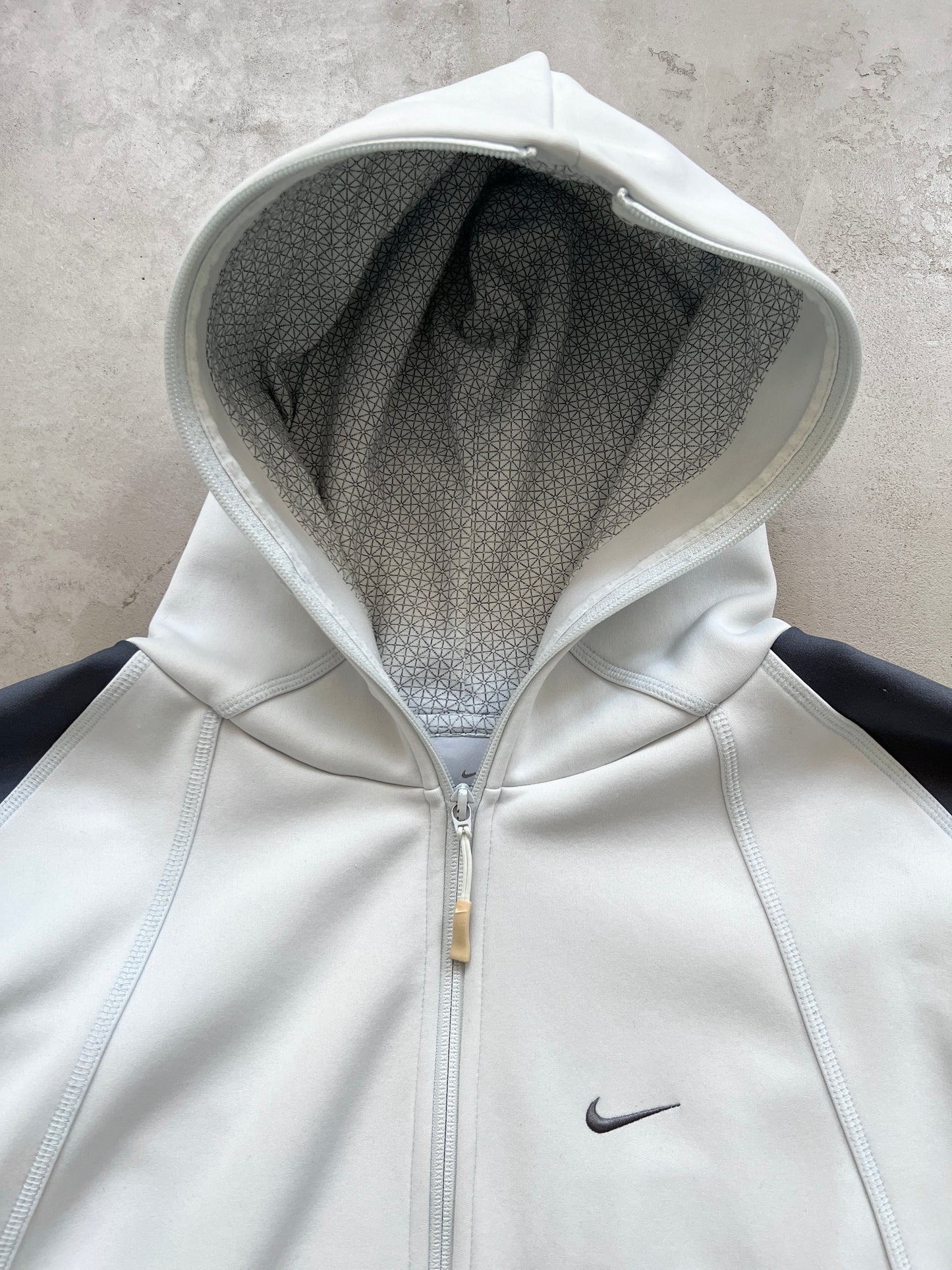 LIGHT GREY NIKE ATHLETIC ZIP UP HOODIE - 2000S - L