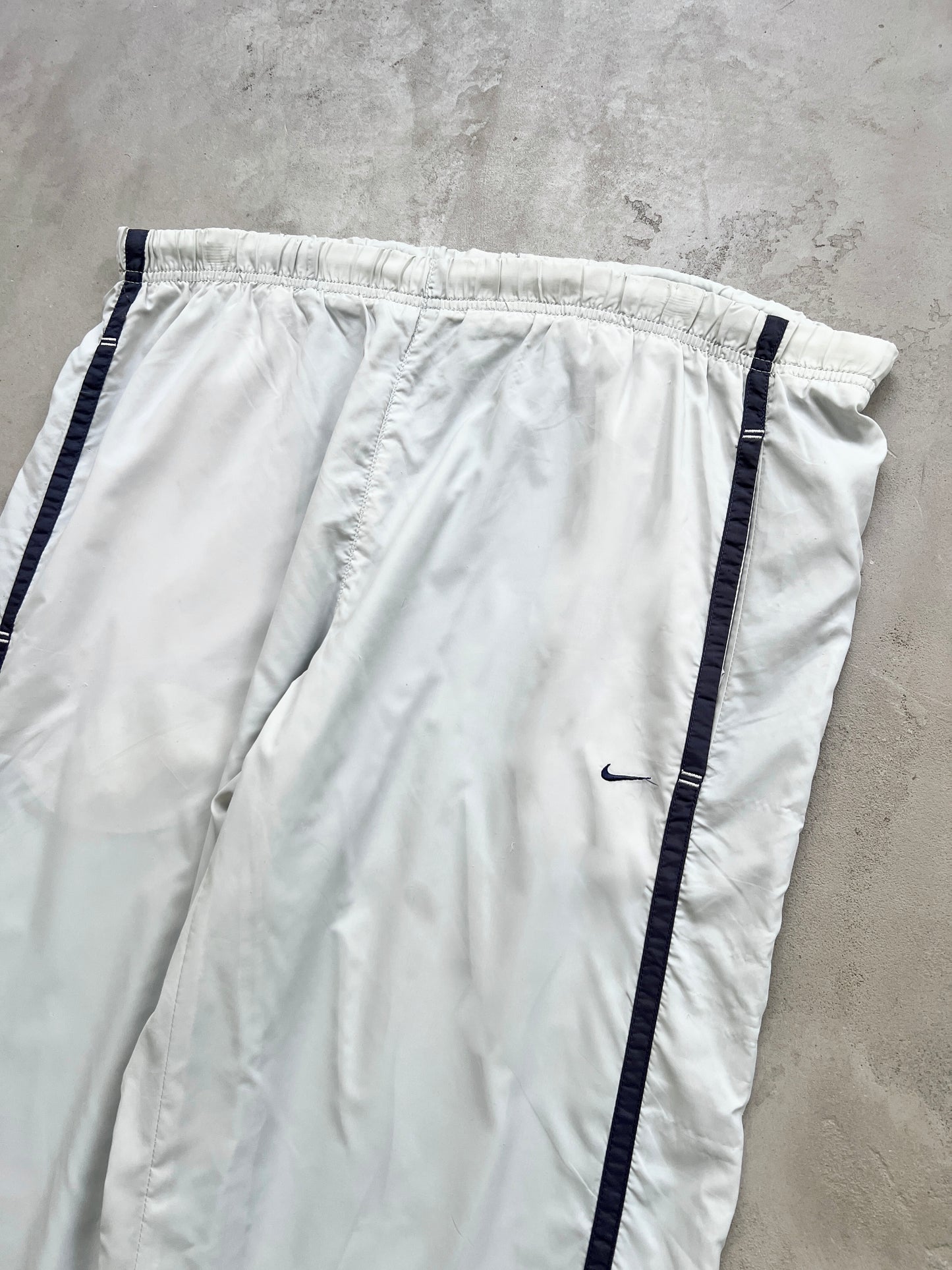 LIGHT GREY NIKE TRACK PANTS - 2000S - M/L